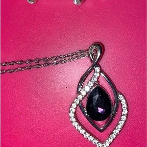 Women’s necklace n earrings